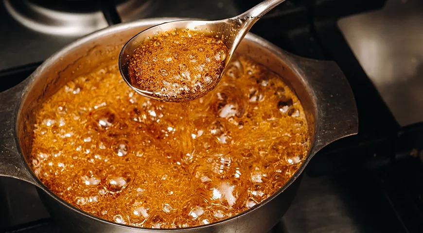Если сироп засахарился в кастрюле, придется сварить его заново