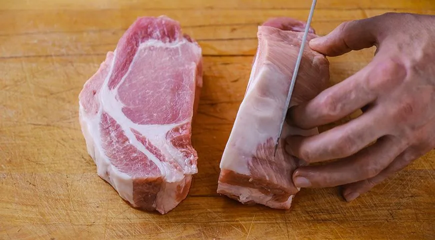 Для свиных отбивных выбирайте мясо с жирком либо карбонад: полоску жира по краю после жарки с него можно будет срезать