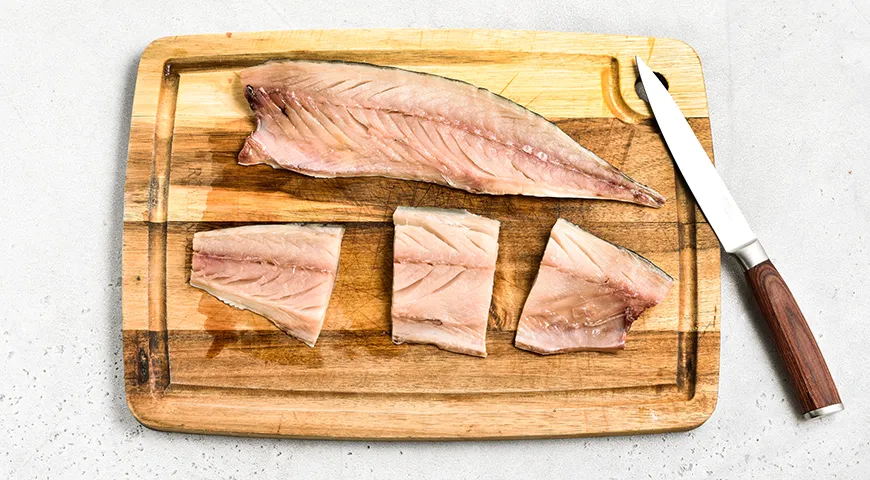 Тушеная скумбрия с овощами в сметане на сковороде