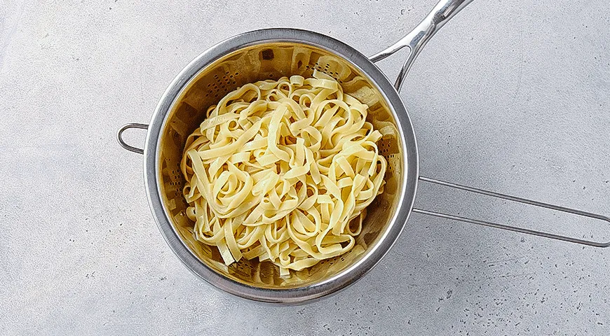 Паста с овощами и чипсами из салями