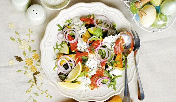 Готовимся в Пасхе: Салат из копченой форели с яблоком и сыром