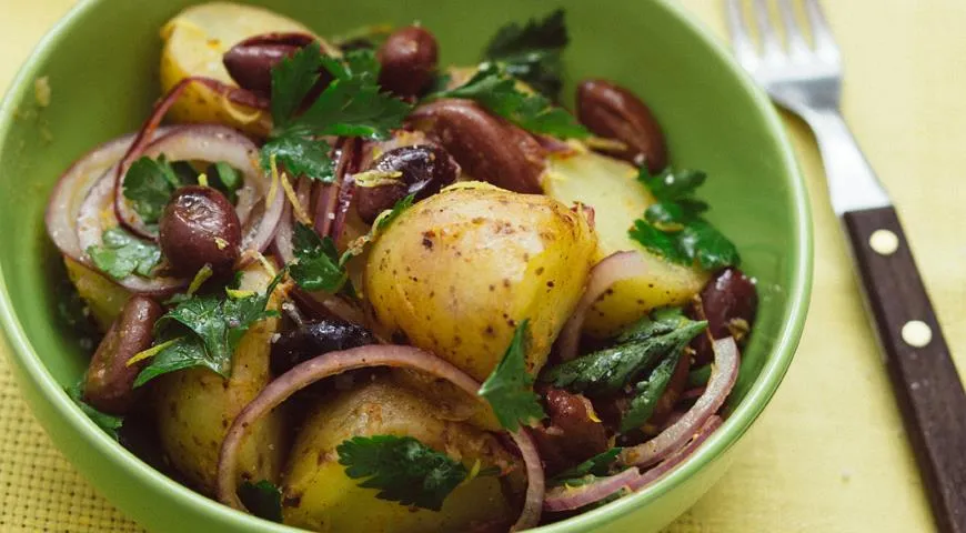 Салат из картофеля с маслинами