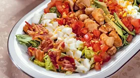 Рецепты на Новый год с мясной гастрономией и салатом