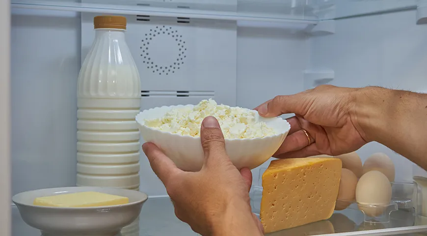 Чтобы разморозить творог в холодильнике, вечером переложите упаковку из морозилки на нижнюю полку холодильника и оставьте на 5–12 часов