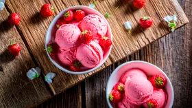 Самые вкусные десерты июля: 8 рецептов с клубникой, малиной, абрикосами и персиками