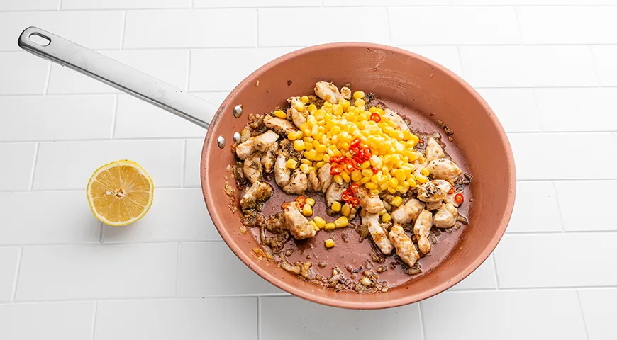 Рис с курицей и кукурузой (на сковороде)