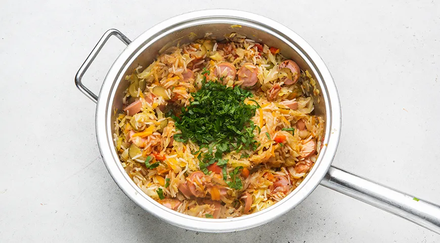 Домашняя солянка с капустой, рисом и сосисками