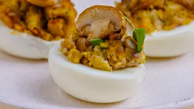 Фаршированные яйца с шампиньонами и сыром