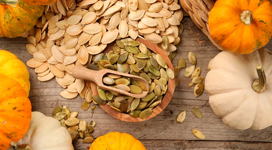Тыквенные семечки обычно серо-зеленые и покрыты белесой оболочкой