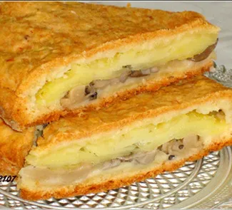Пирог с начинкой из картофеля и грибов