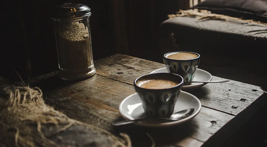 Кортадо появился как дневной ритуал: испанцы пьют его во второй половине дня, когда нужна бодрость