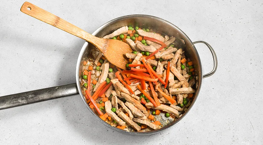 Рис со свининой и овощами в сковороде