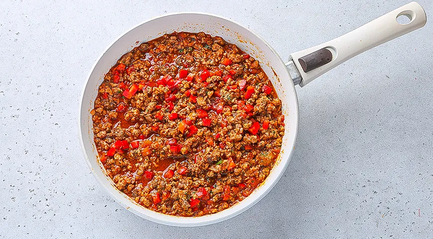 Кабачки (цукини), фаршированные рикоттой, в мясном соусе
