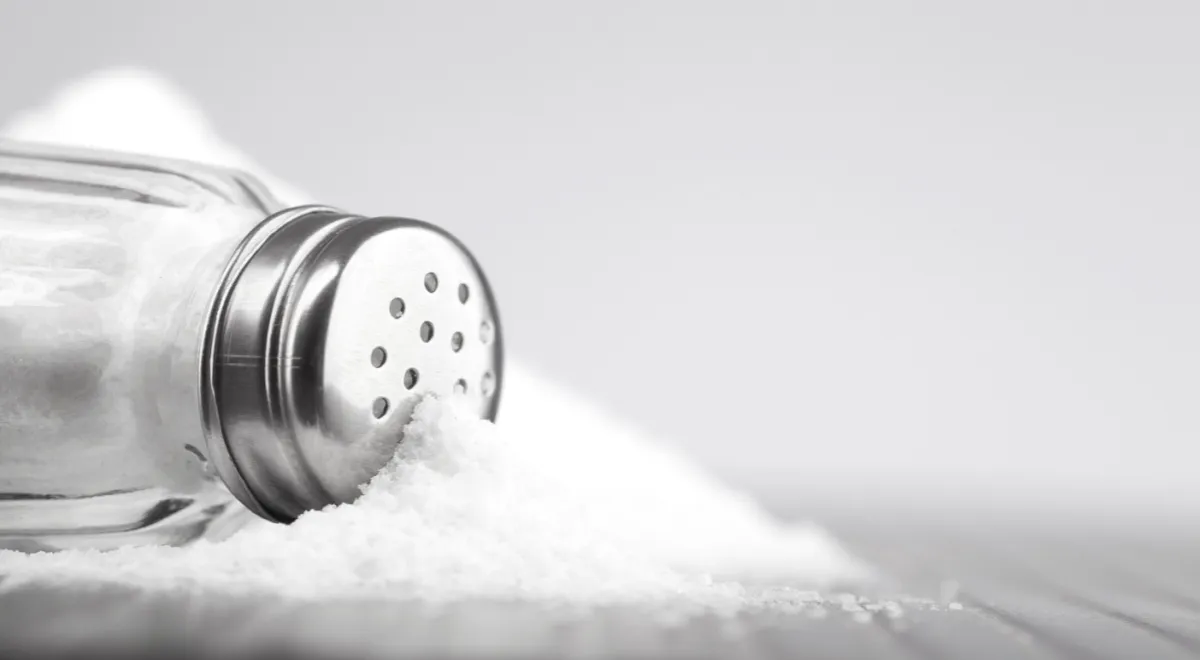 Как понять, что организм предупреждает о чрезмерном потреблении соли, – мнение диетолога