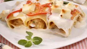 Каннеллони со свиным фаршем под соусом бешамель