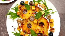 Салат с ананасом и жареным сыром