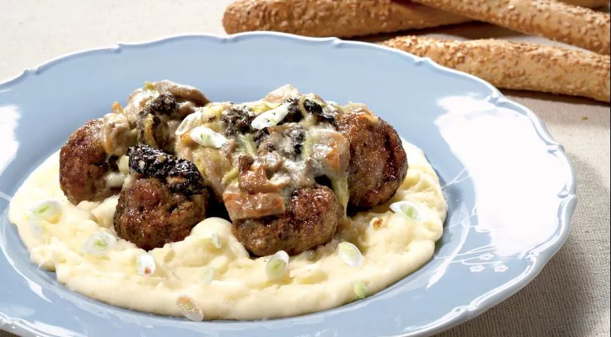 Фрикадельки с соусом из сморчков и картофельным пюре 