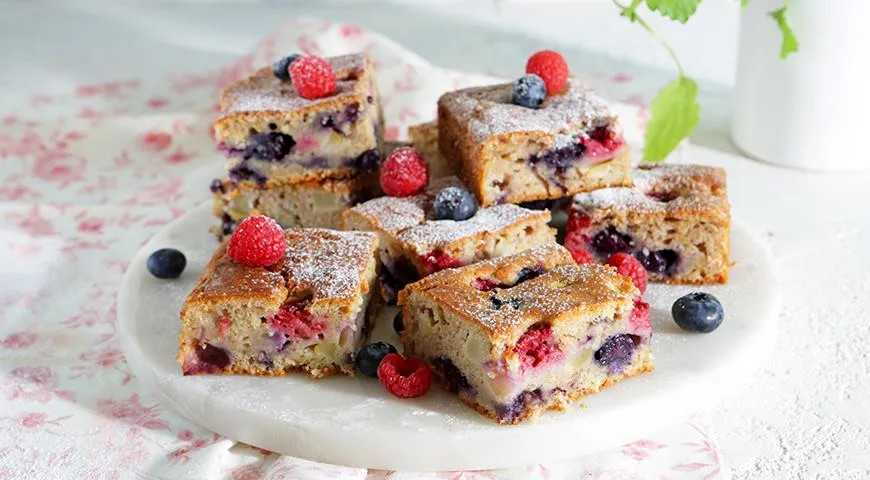 Йогуртовая запеканка с яблоком и ягодами