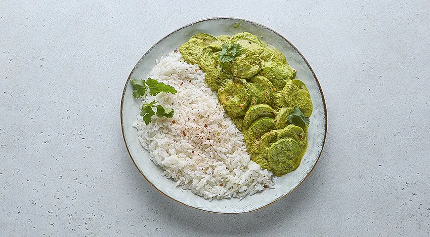 Зеленое карри с йогуртом и кабачками