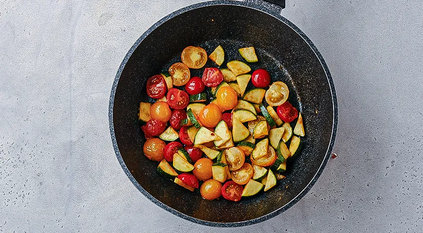 Паста с овощами и чипсами из салями