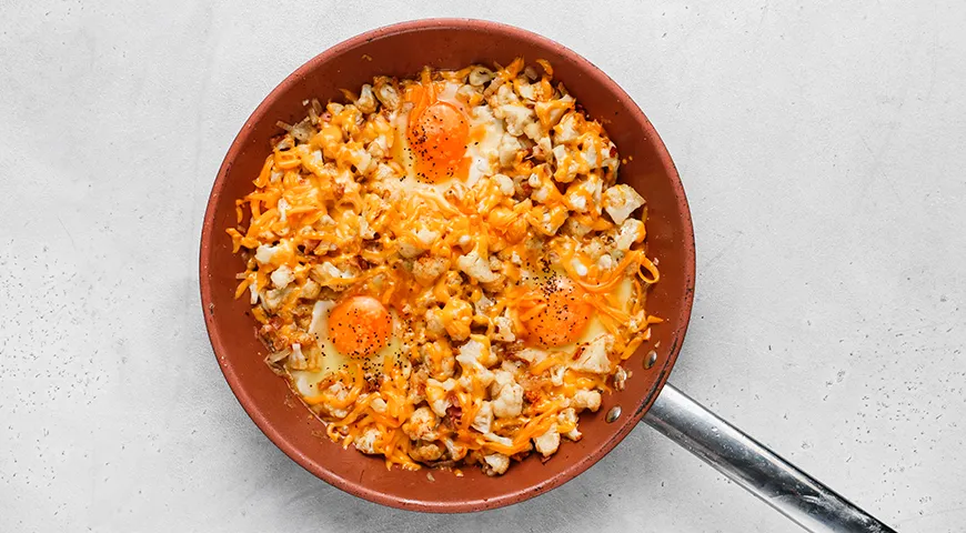 Цветная капуста с яйцом и сыром на сковороде