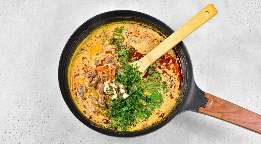 Куриные сердечки, тушенные в сливках, с морковью и луком