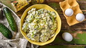 Салат из зеленого лука с яйцом, огурцом и сметаной