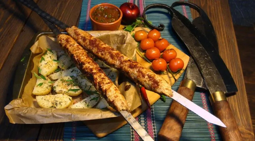 Chicken-бифштекс на шампуре с соусом ткемали  и картофелем с тимьяном на гриле