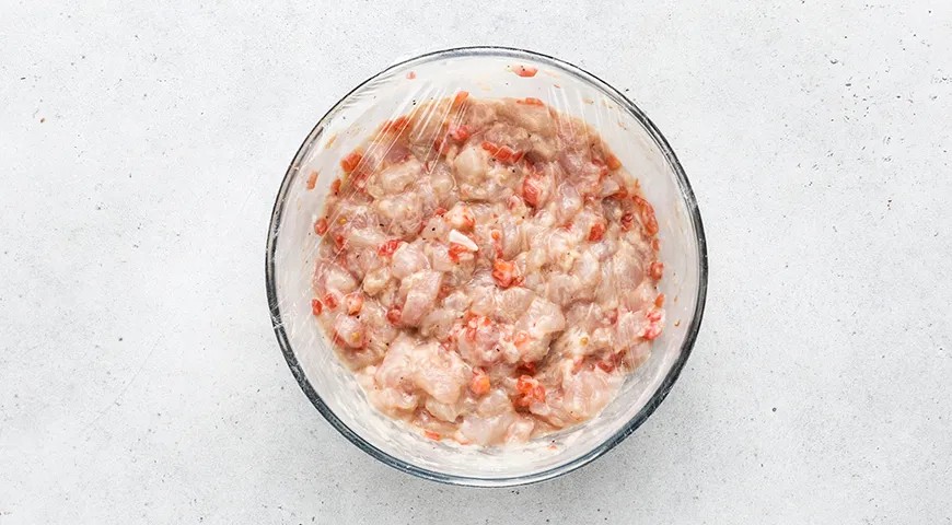 Рубленные куриные котлеты с помидорами