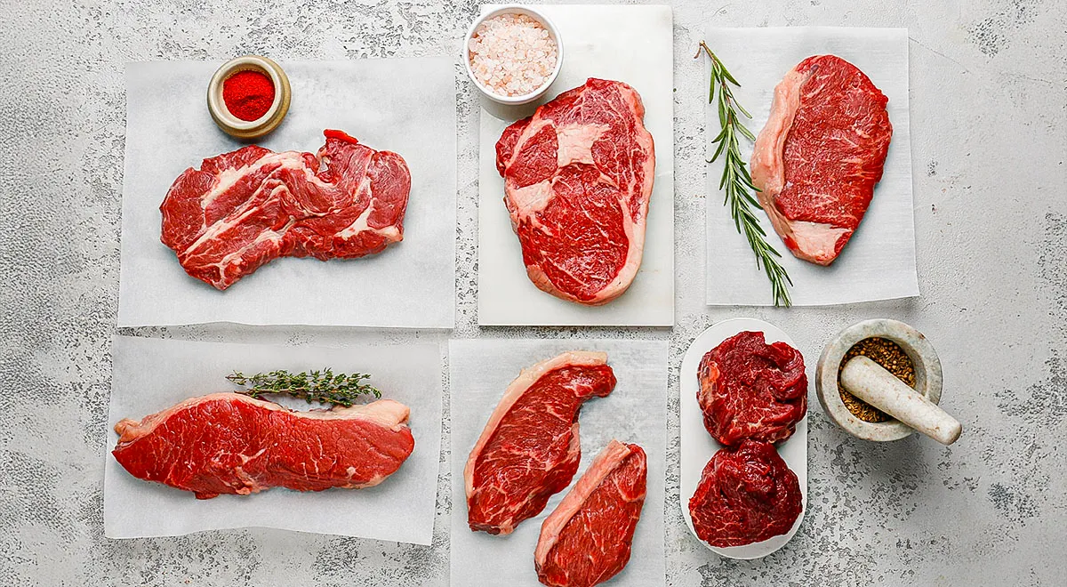 Как пожарить мясные стейки на сковороде