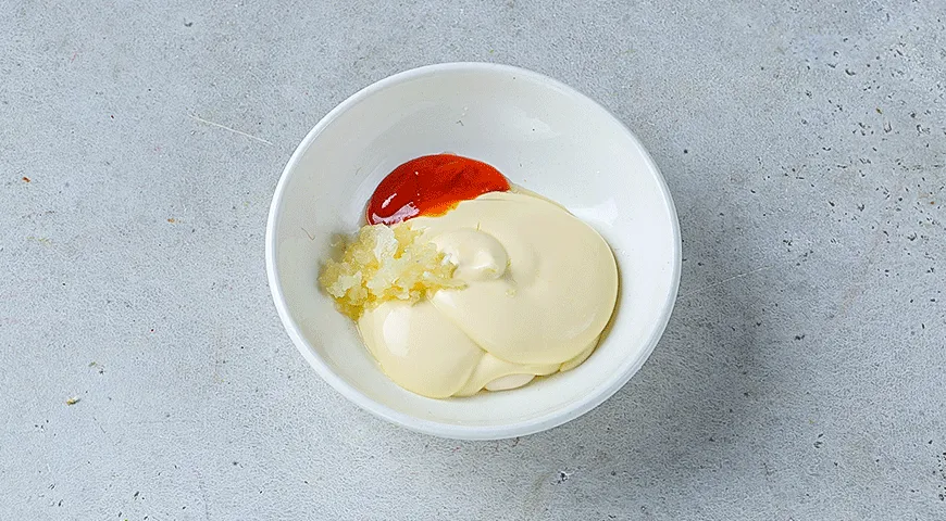 Морковный салат с сыром и чили-майонезом