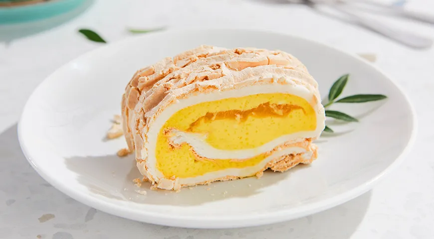 Меренговый рулет с курдом из маракуйи