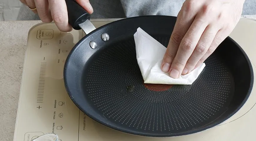 Перед выпечкой первого блина протрите сковороду бумажной салфеткой с каплей растительного масла