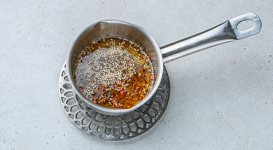 Закусочные дамплинги с соусами