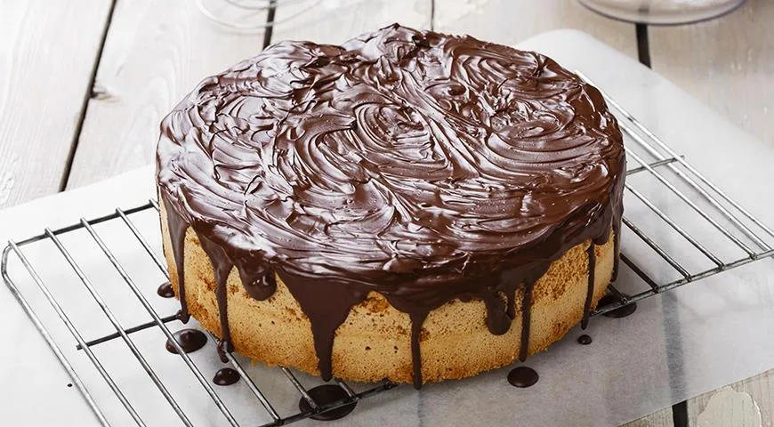 Самая простая, надежная и красивая глазурь для торта — шоколадная