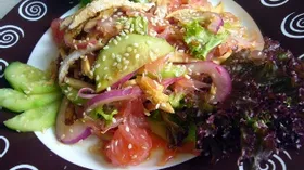 Салат с куриной грудкой-гриль и грейпфрутом 
