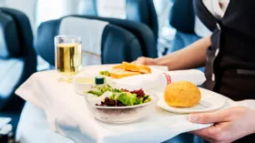 Как получить самую вкусную еду в самолете раньше других — секреты от стюардессы
