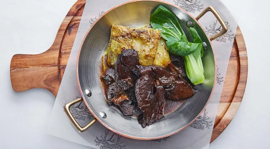 Рецепт телячьих щечек со сморчками и картофельным гратеном