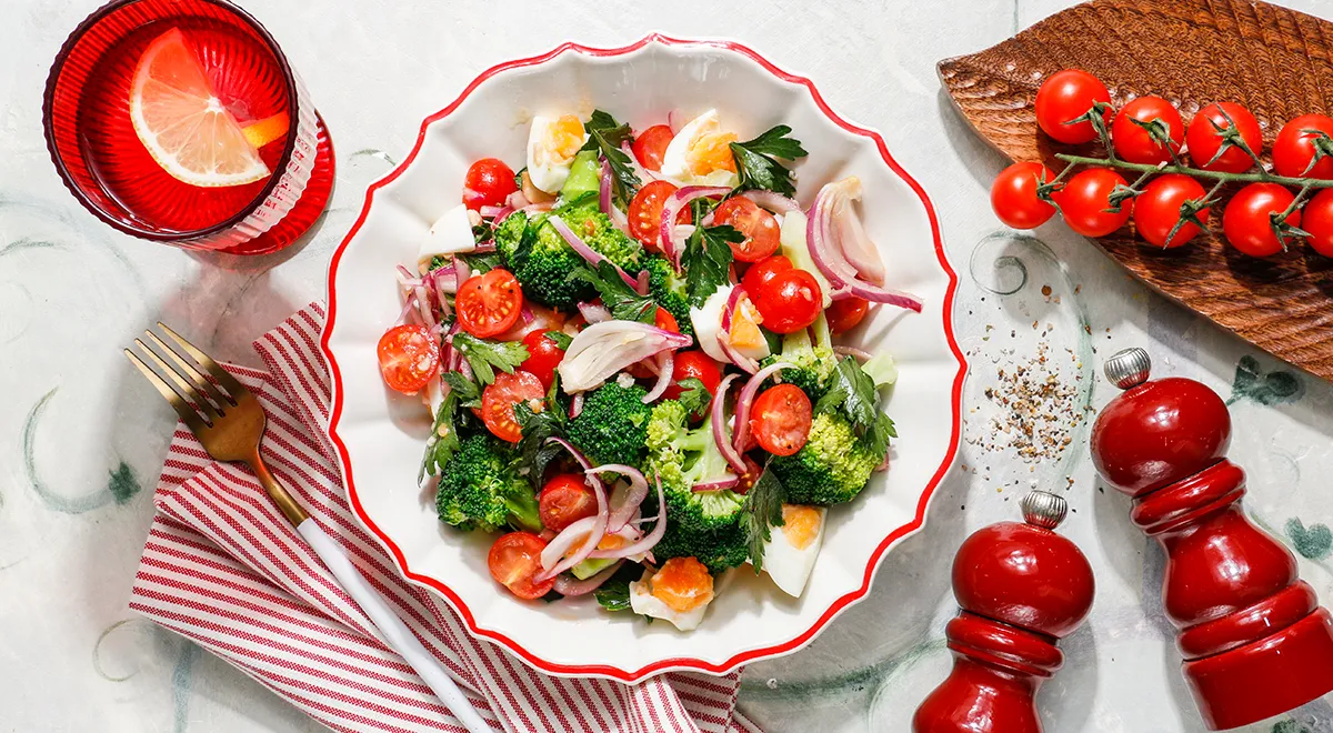 Салат с брокколи, помидорами, яйцами и луком