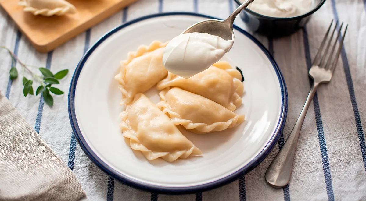 Сметана прекрасно дополняет вареники с картошкой