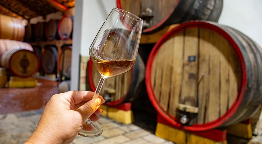 Покрутите бокал c Марсалой — по стеклу должны стекать густые, ленивые «слезки», говорящие о плотности напитка