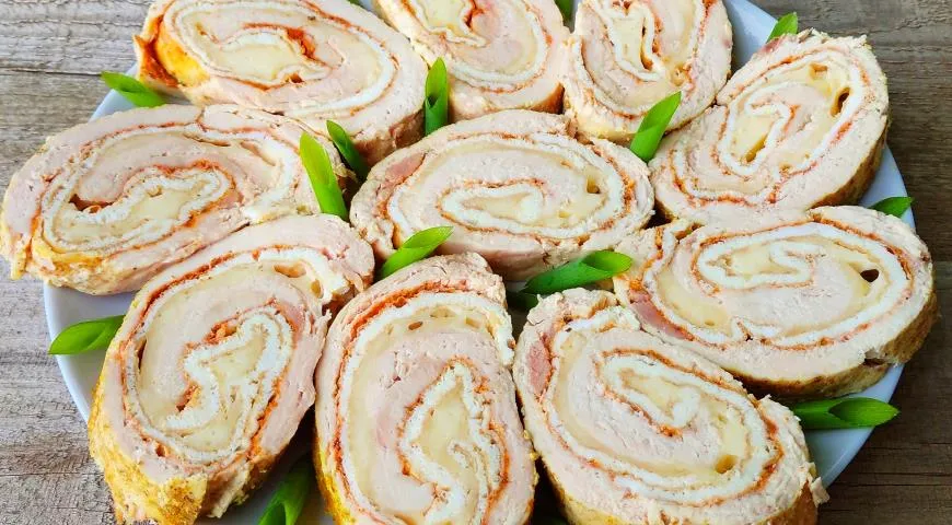 Рецепт выходного дня: куриный рулет с сыром и омлетом