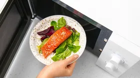 Как разогреть рыбу, чтобы она не пересохла, не запахла и не стала опасной для здоровья — есть секрет