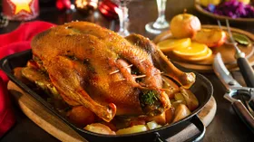 Утка с яблоками и апельсинами в медовой глазури