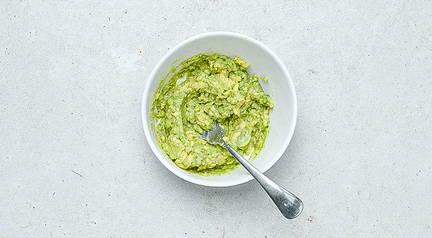 Чафли с авокадо, помидорами и базиликом