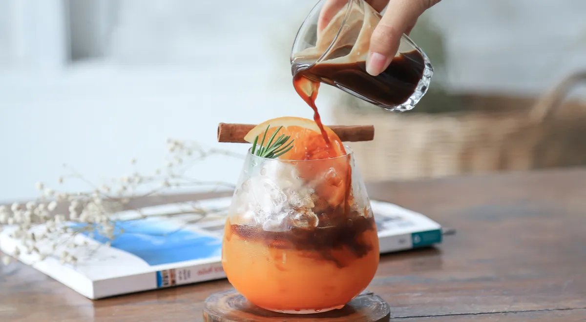 Классический бамбл-кофе готовят на апельсиновом соке