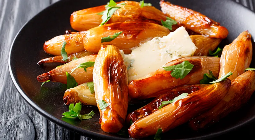 Хрустящий карамелизированный лук-шалот с голубым сыром и петрушкой