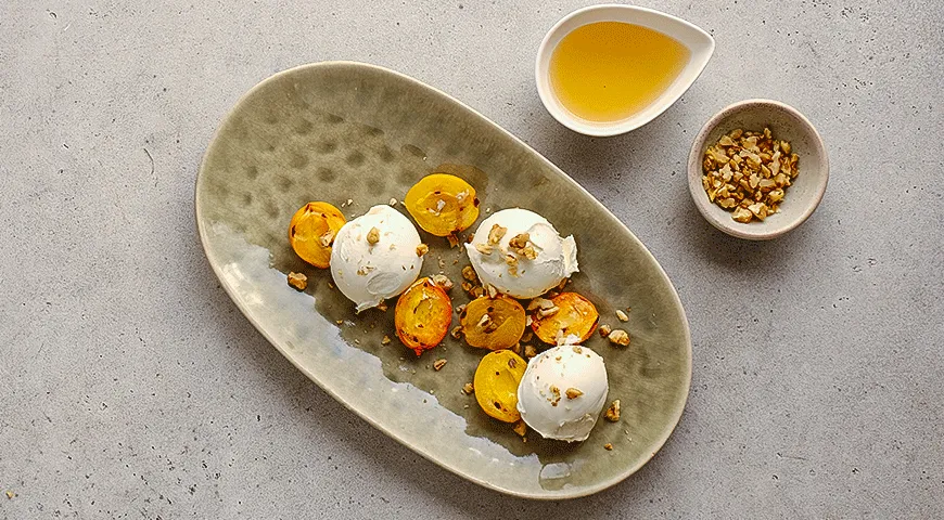 Абрикосы на гриле с мороженым