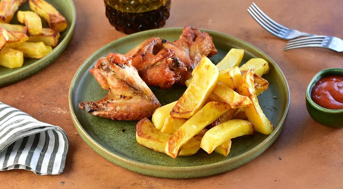 Рецепт картошки фри на противне, с куриными крылышками