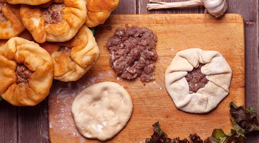 Лепить беляши настоятельно рекомендуем с дырочкой — она не даст им «взорваться» при жарке от излишков мясного сока и жидкости